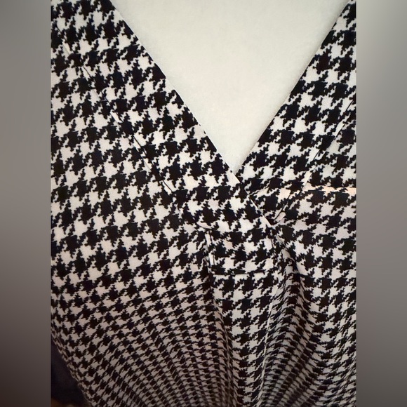 Ann Taylor 🖤🤍 houndstooth size large blouse button sleeves v neck EUC - Picture 3 of 6